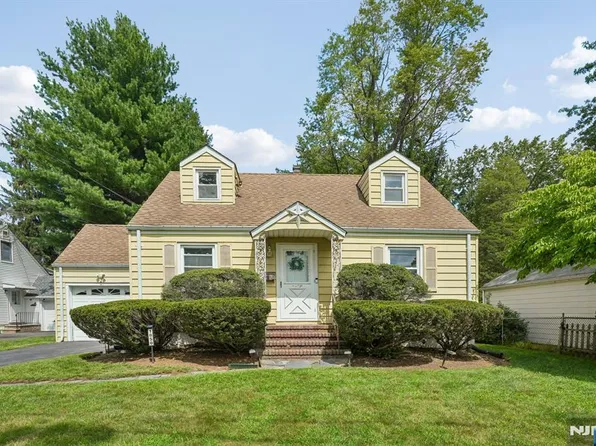 1050 Evergreen Ct, New Milford, NJ 07646