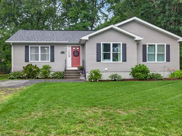 79 Pembroke Ave, Acushnet, MA 02743