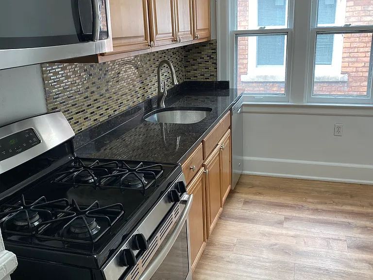 910 Beaconsfield Ave #2N — Photo 4