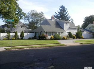 1 Hearth Ln, Westbury, NY 11590