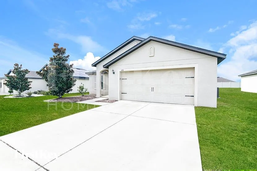 3 bed, 2.0 bath, 1693 sqft, $2,010 — Photo 2