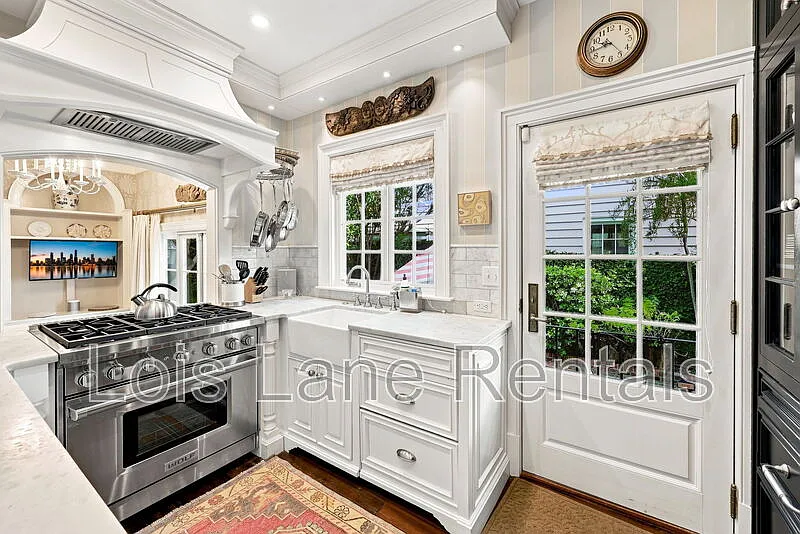 4 bed, 2.5 bath, 2253 sqft, $8,500 — Photo 4