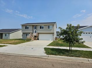 3218 15th St NW, Minot, ND 58703