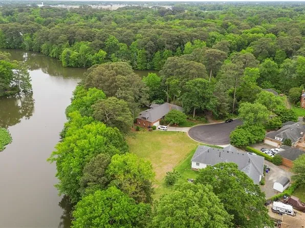 2035 Foxs Lair Trl, Norfolk, VA 23518