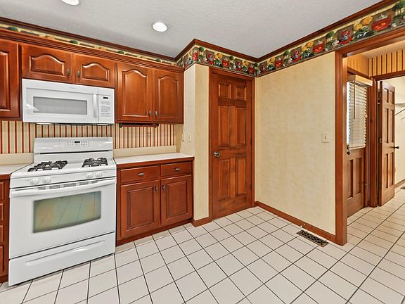 5th image of 1235 Golf Course Rd