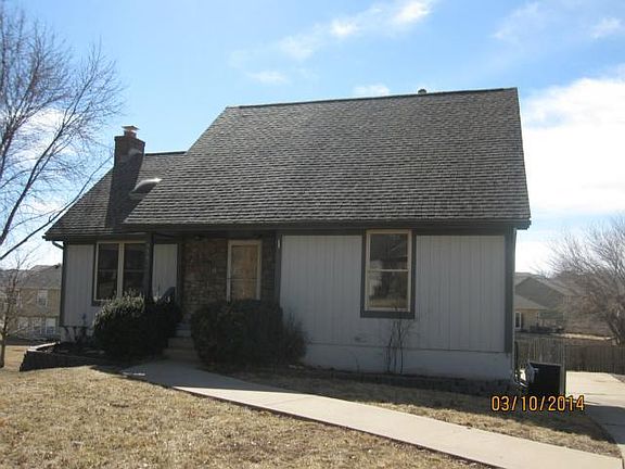 2nd image of 916 NW Valley Woods Dr