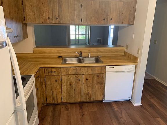 3rd image of 285 Rogers Ct