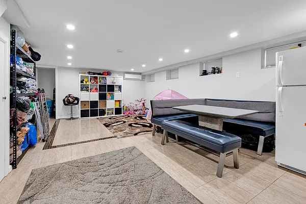 Sold by Remax Edge | media 31