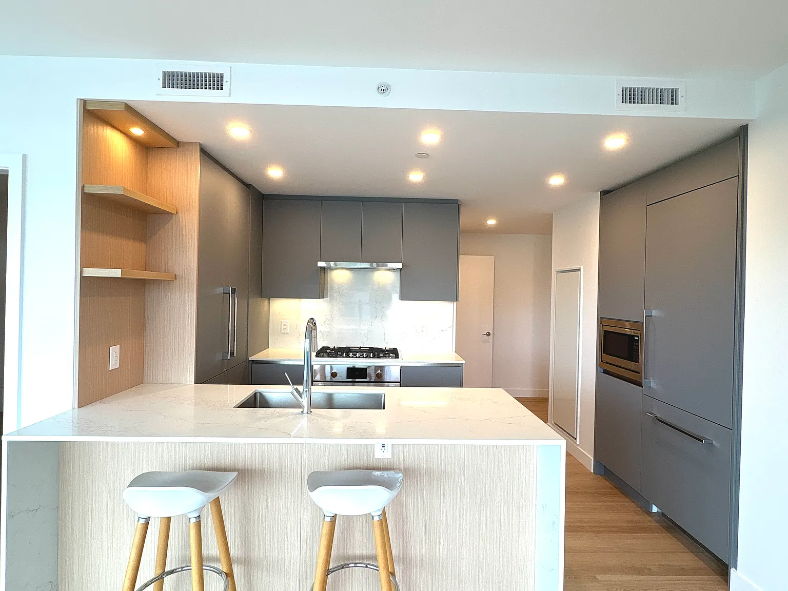 2 bed, 900 sqft, $3,199 — Photo 3