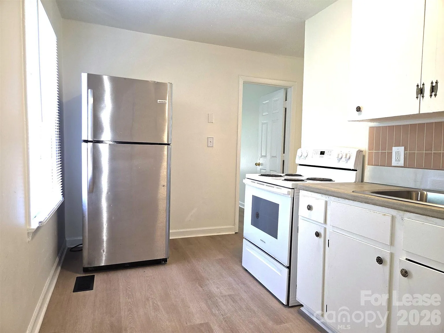 2 bed, 1.0 bath, $1,550 — Photo 2
