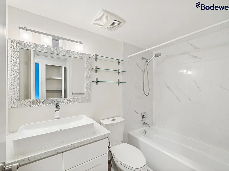 1080 Broughton St — Photo 11