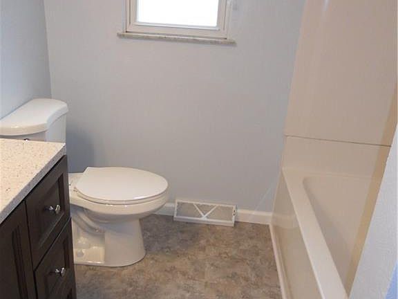 5th image of 831 Anderson St