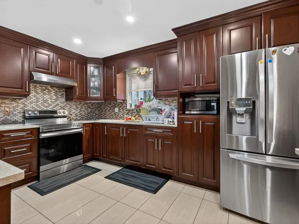 7576 140th St, Surrey, BC V3W 5J8