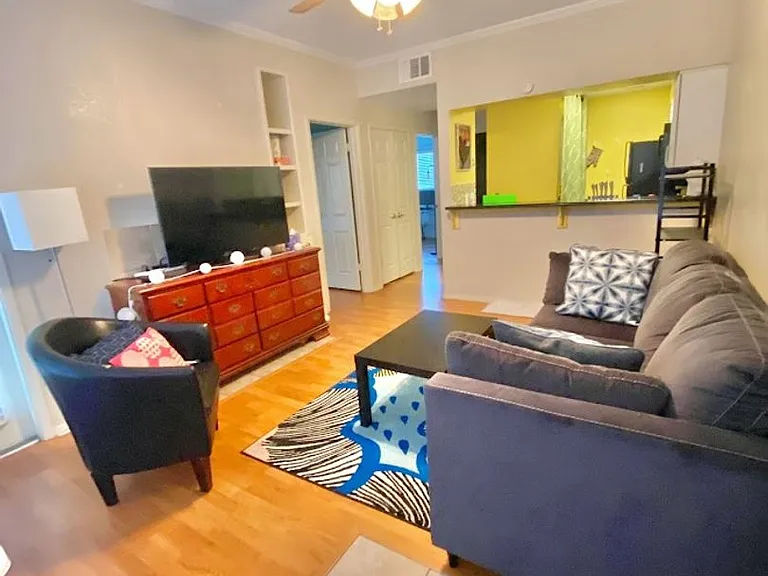 807 W 25th St #215 — Photo 3