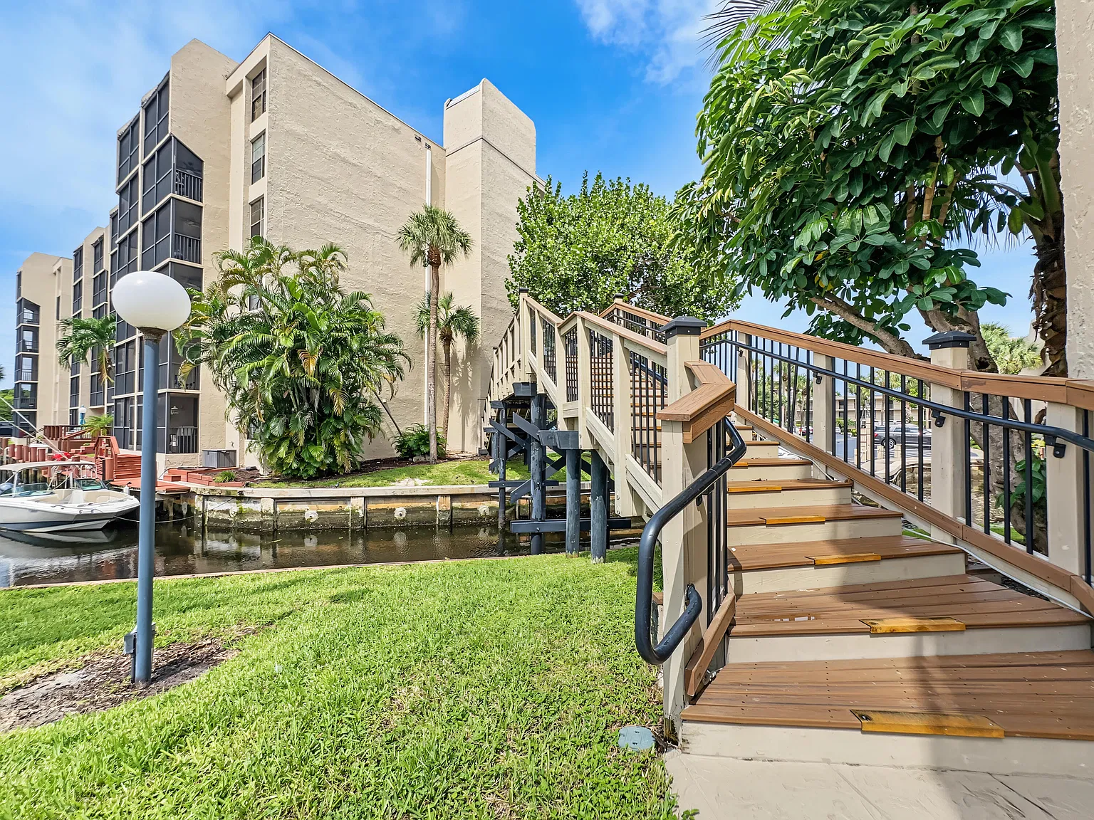 2 bed, 2.0 bath, 1095 sqft, $2,950 — Photo 3