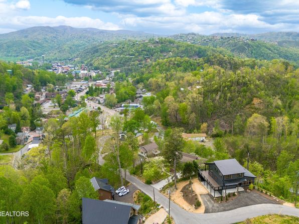 261 Browns Ridge Rd, Gatlinburg, TN 37738