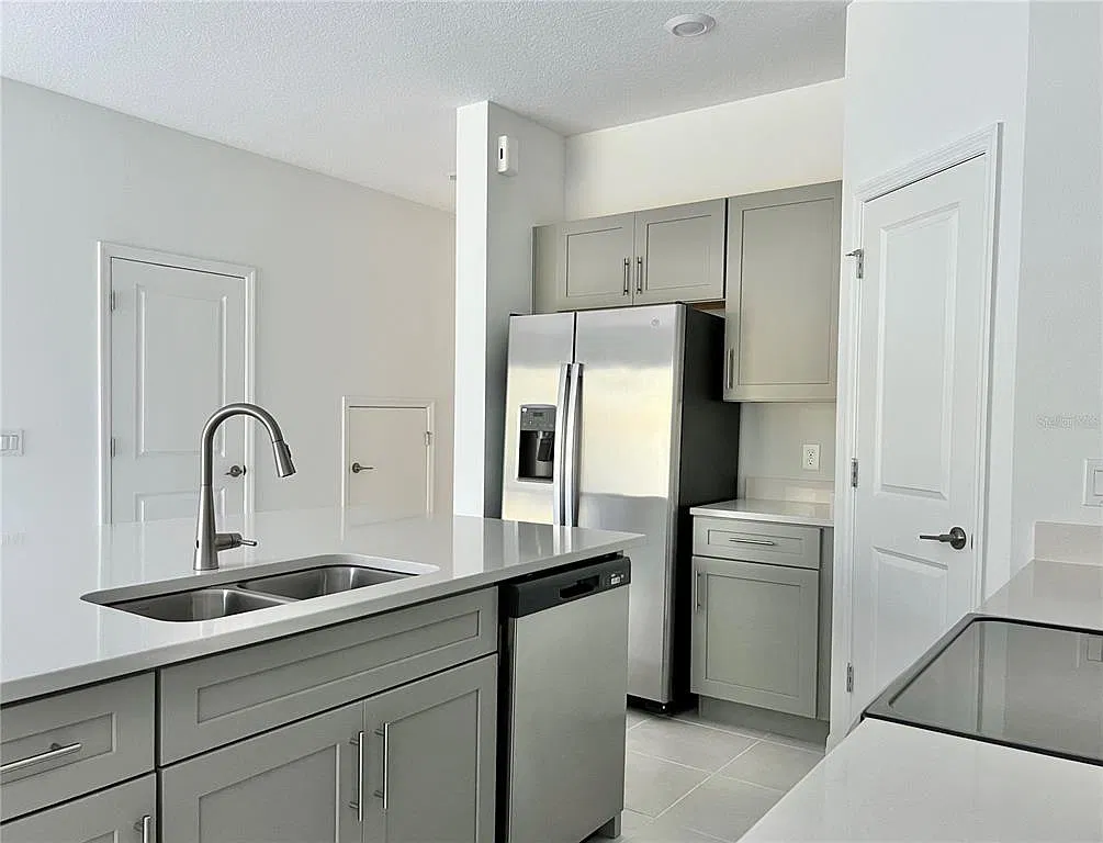 3 bed, 2.5 bath, 1555 sqft, $1,900 — Photo 4