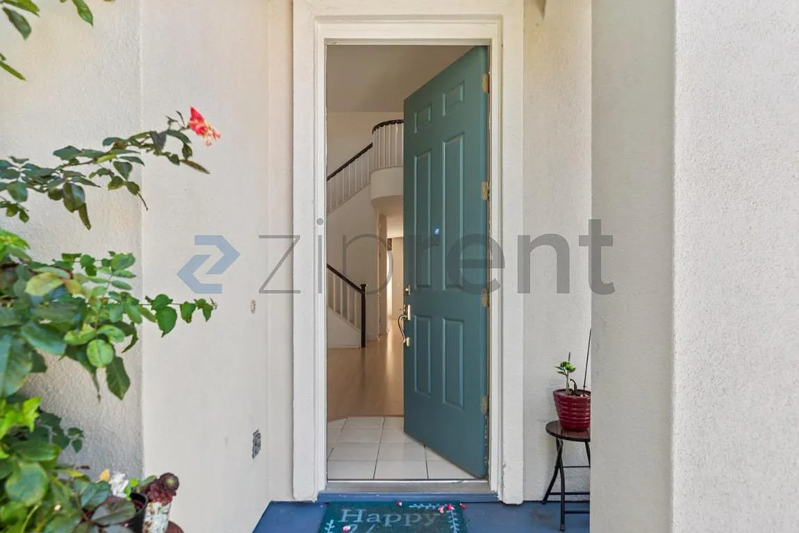 4 bed, 2054 sqft, $4,550 — Photo 3