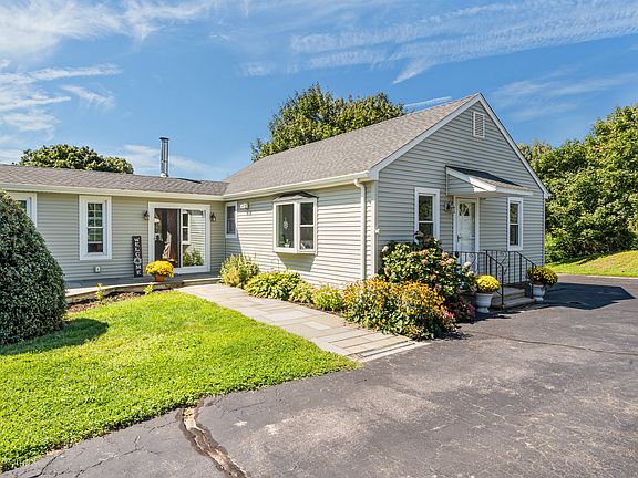 2nd image of 8 Colonial Dr #2