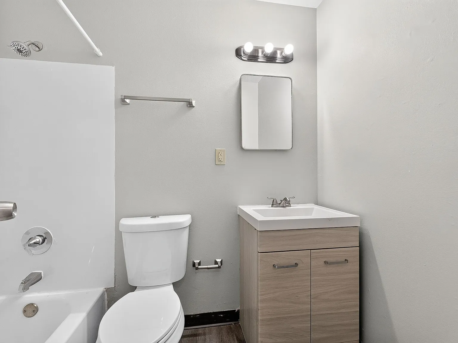 2 bed, 900 sqft, $1,100 — Photo 2