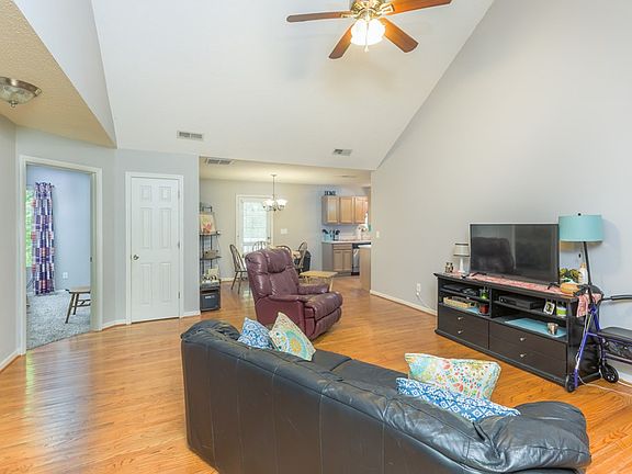 4th image of 232 Kensington Cir