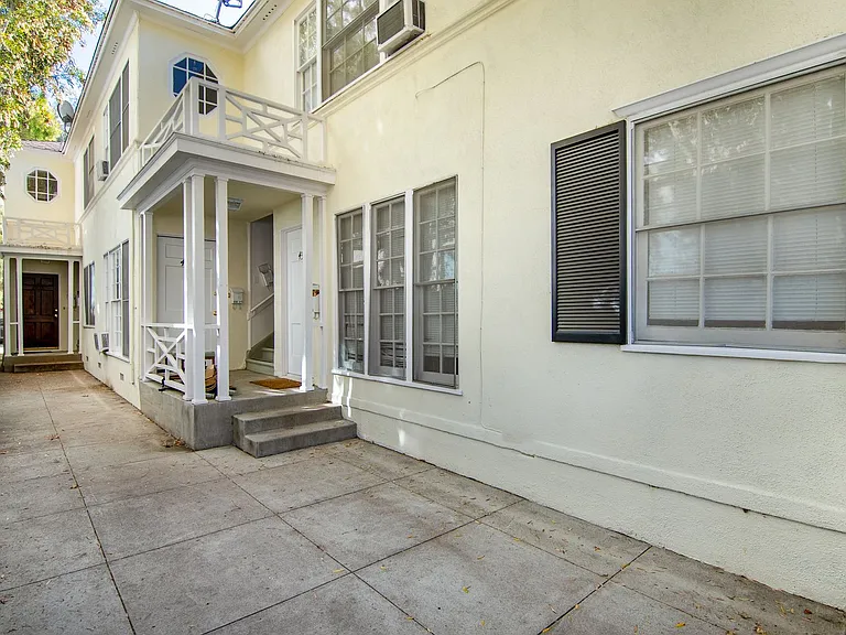 436 Kelton Ave — Photo 4