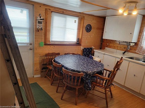 4th image of 1072 Lakeshore Rd