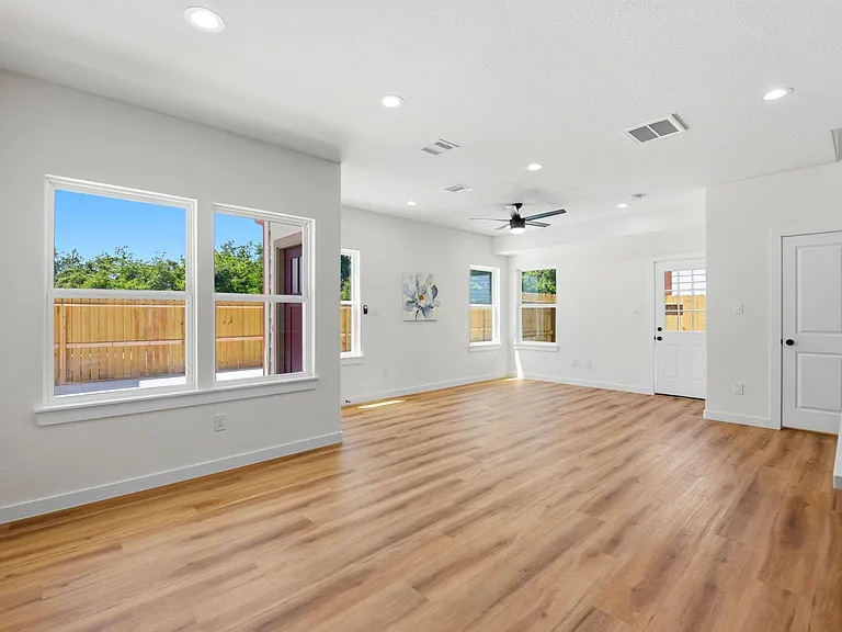 6113 Haight St — Photo 10