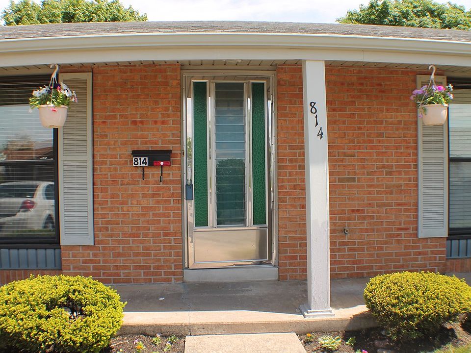 1st image of 814 Berkley Cir #3