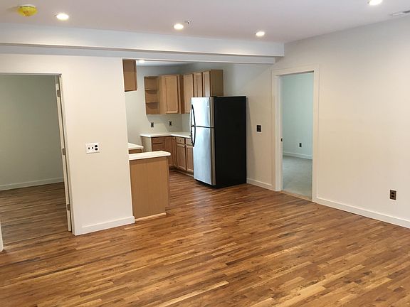 2nd image of 961 Washington St W APT 4