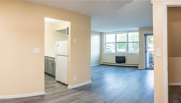 1146 Essex St #1 — Photo 4