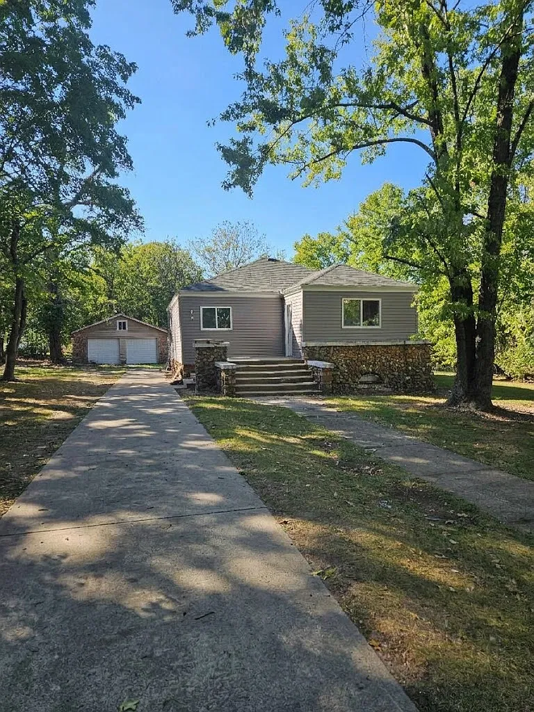 3 bed, 1445 sqft, $1,700 — Photo 1