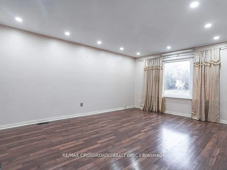 28 Brenda Cres #MAIN FLOOR — Photo 4