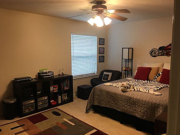 Middle bedroom