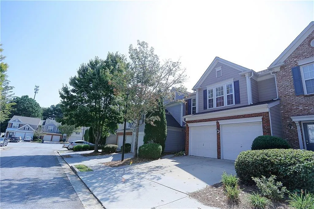 3 bed, 2.5 bath, 1696 sqft, $2,400 — Photo 3
