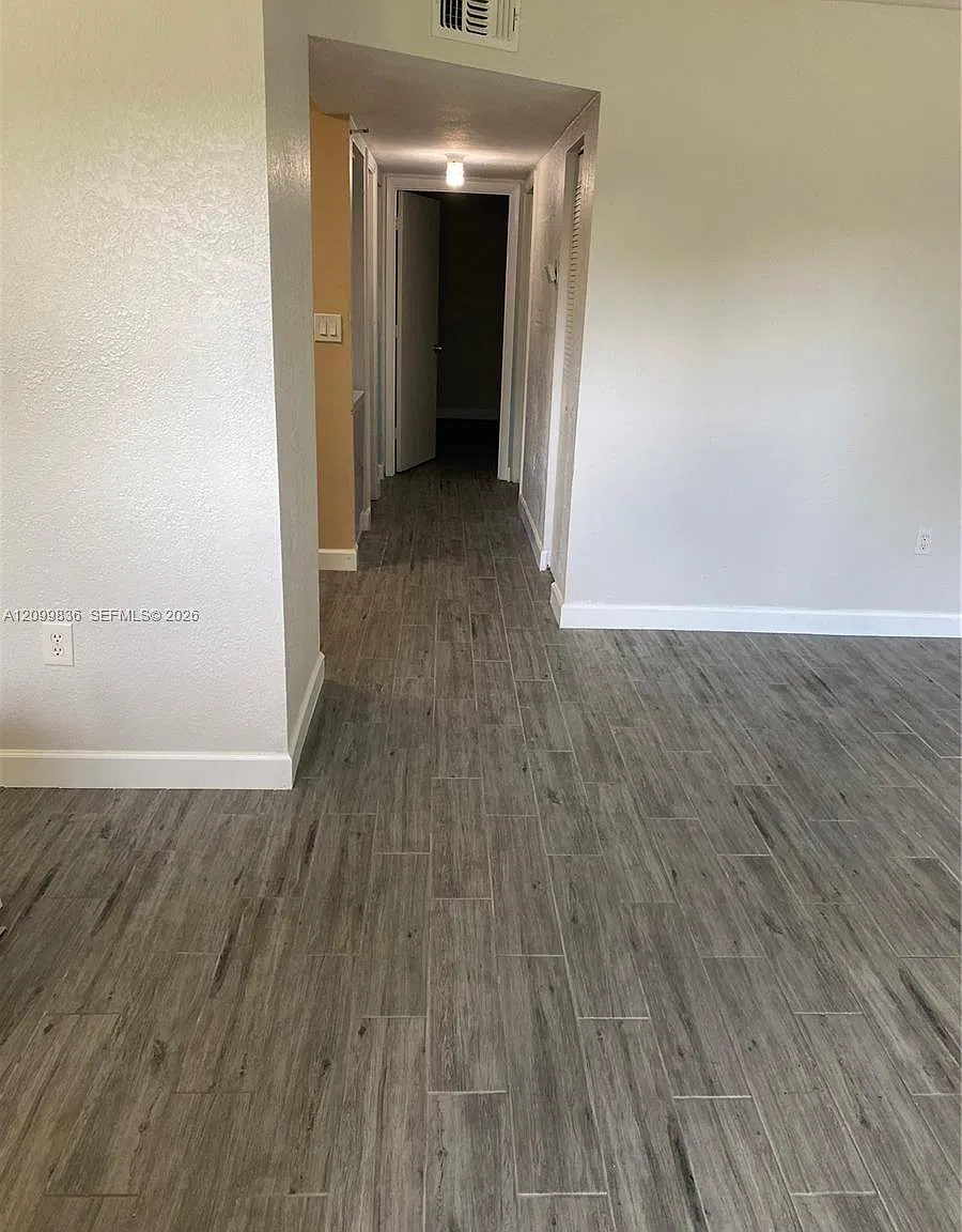 Wimbledon Iv-5 Condo — Photo 1