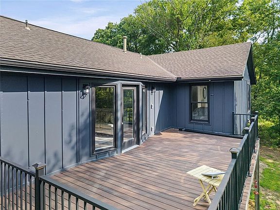 5th image of 9051 Hillview Dr
