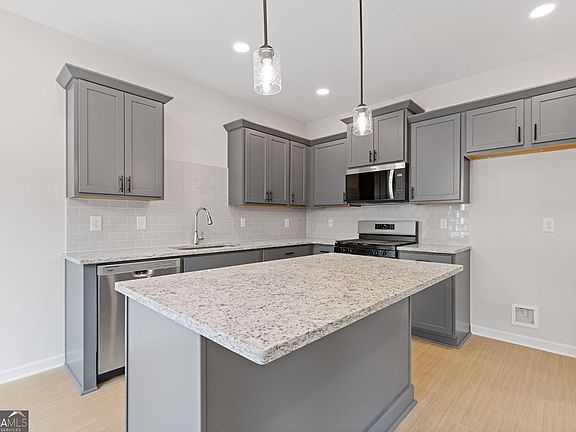 3rd image of 212 Westpark Dr
