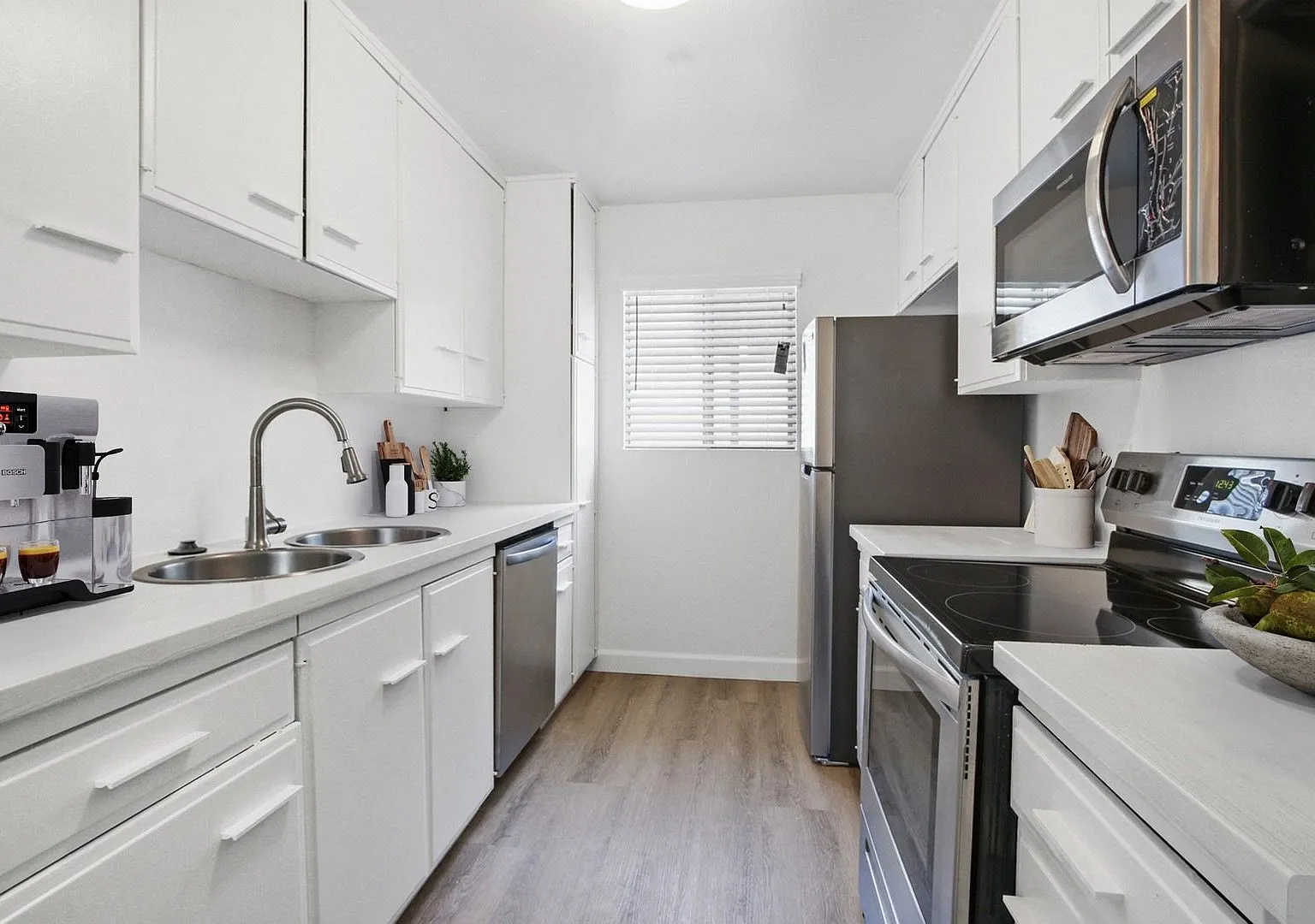 Bentley Avenue Apartments — Photo 2