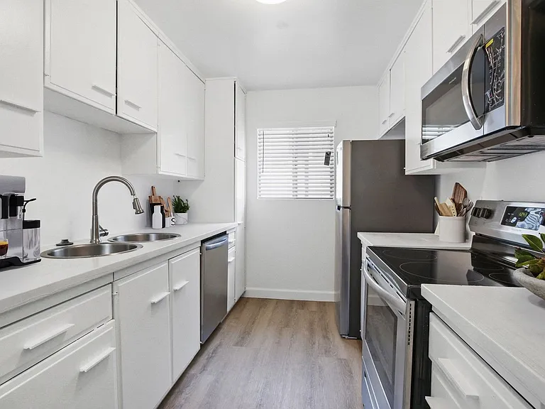 Bentley Avenue Apartments — Photo 2