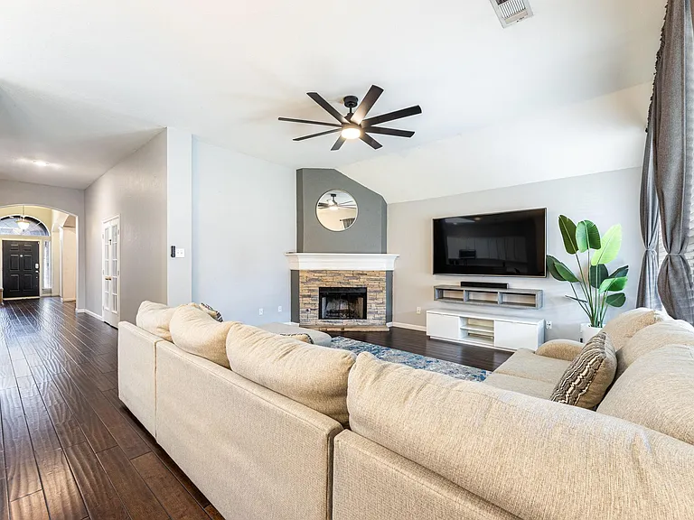 608 Laura Ln — Photo 10