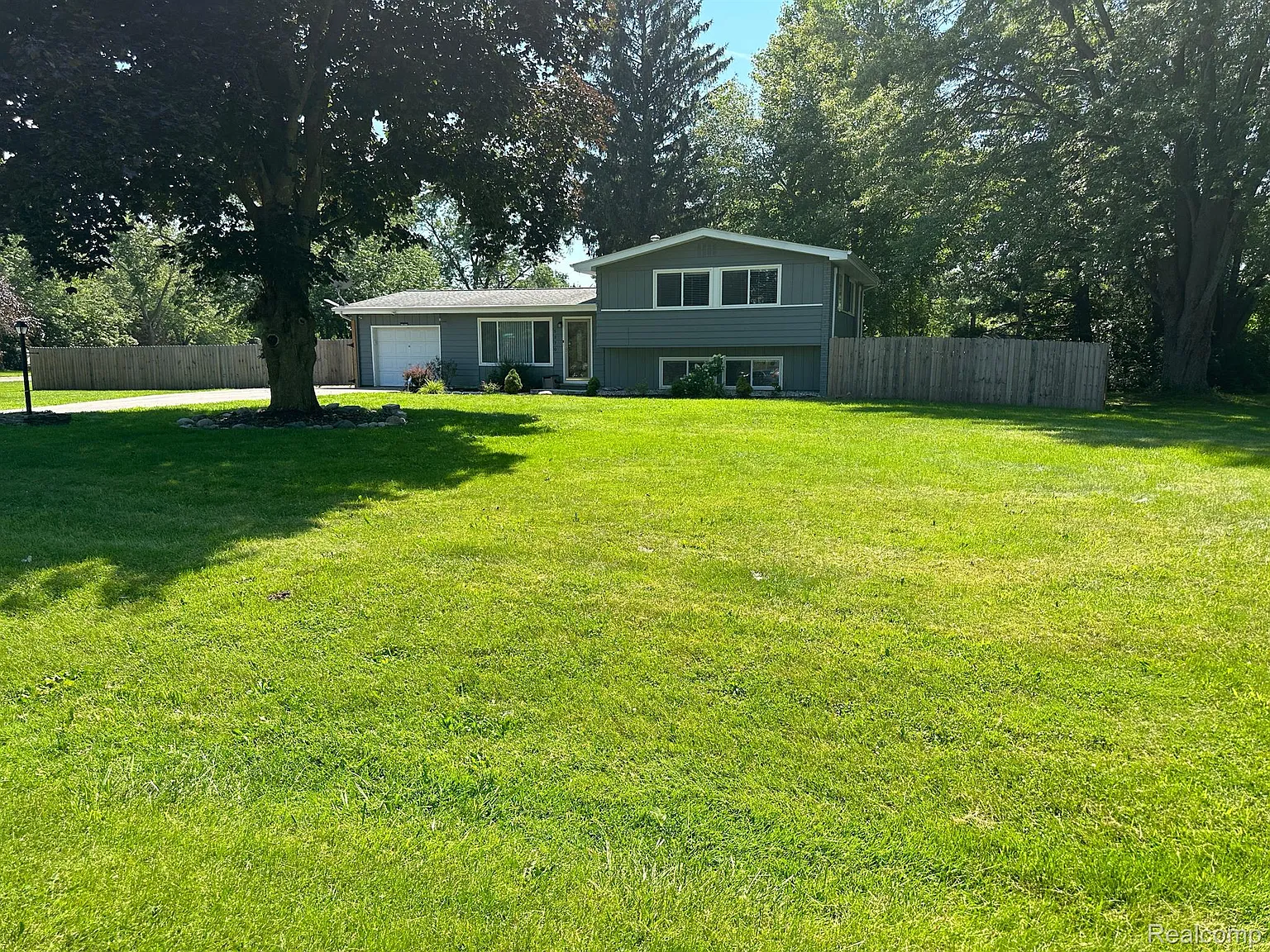 5370 Oaktree Ct photo 1