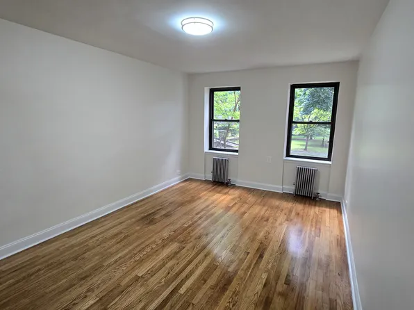 76-12 Ditmars Boulevard image 1 of 5