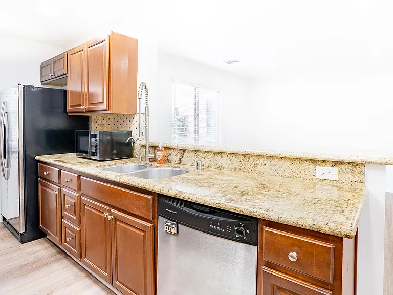 8330 Lilienthal Ave — Photo 29