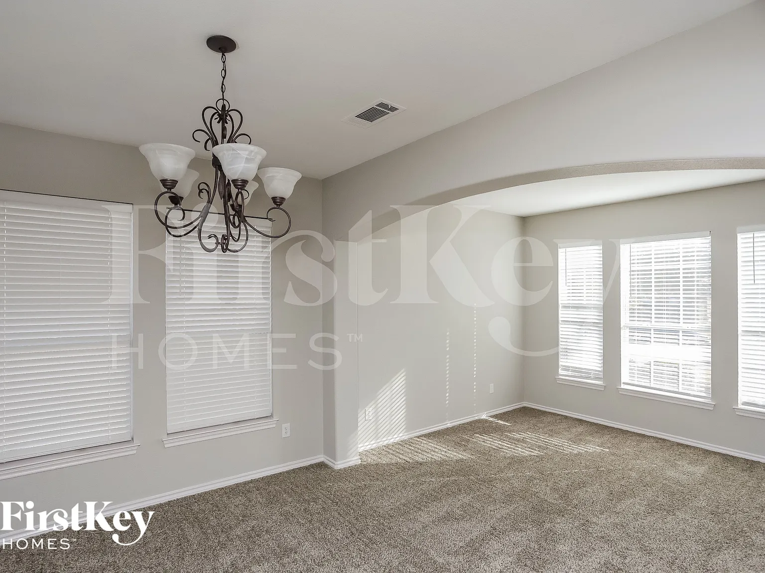 4 bed, 2.5 bath, 2807 sqft, $3,160 — Photo 4