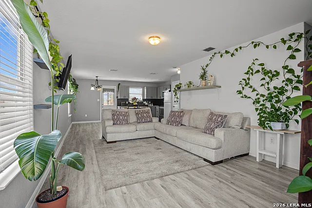 2 bed, 1.0 bath, 851 sqft, $1,300 — Photo 4