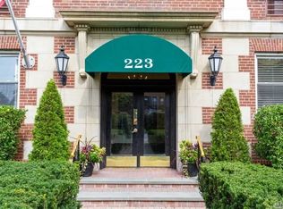 223 7th St APT 1L, Garden City, NY 11530
