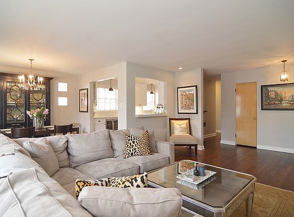 4th image of 2551 W Balmoral Ave