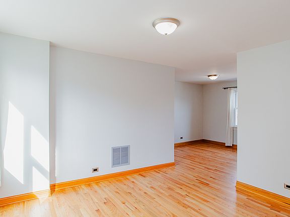 3rd image of 1745 W Albion Ave APT 3N