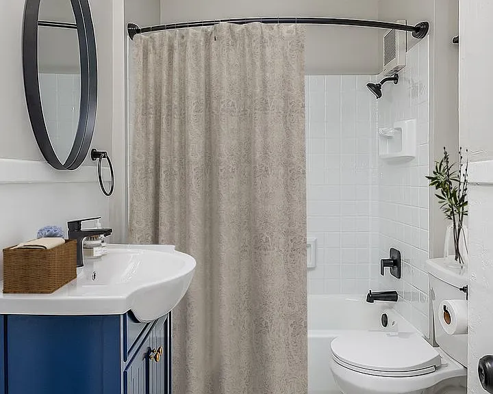 Elegant Renovation! HUGE 1 Bed 1 Bath Available Now! — Photo 24